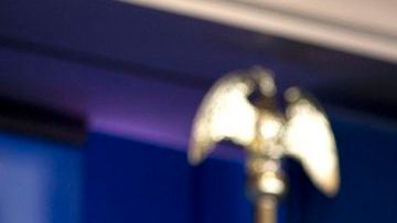 Muy a su pesar, Barack Obama firma orden que da luz verde a recortes fiscales de 2013.