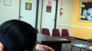 Inez Contreras, (der)., recibe el cupón para la compra de alimentos que mensualmente le ofrece el programa federal de nutrición suplemental (WIC). El programa está en riesgo de perder fondos.