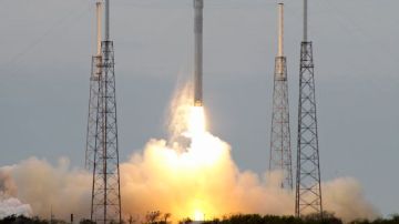 El cohete Falcon 9, que lleva la cápsula Dragón, es lanzado en Cabo Cañaveral.