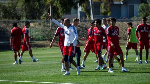 José Luis Sánchez Solá, 'Chelís', afina sus piezas para el debut del chiverío hoy, ante su afición, que espera un triunfo.