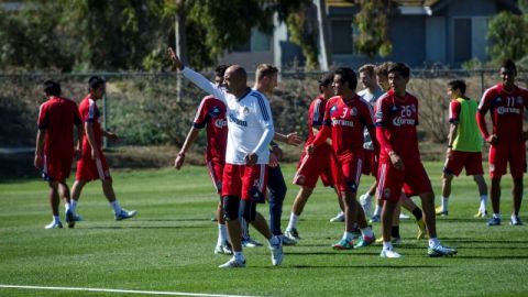José Luis Sánchez Solá, 'Chelís', afina sus piezas para el debut del chiverío hoy, ante su afición, que espera un triunfo.