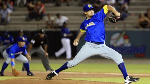 El lanzador André Rienzo de Brasil. La gran labor realizada por Brasil con su lanzadores y el bateo oportuno hizo que Japón tuviese que emplearse a fondo para no verse sorprendido en la jornada inaugural.