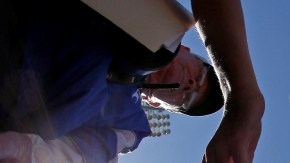 Cruz firma autógrafos antes del partido de Rangers el domingo pasado.