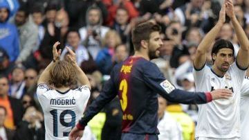 Los jugadores del Real Madrid celebran su victoria ante el Barcelona en el estadio Santiago Bernabéu.