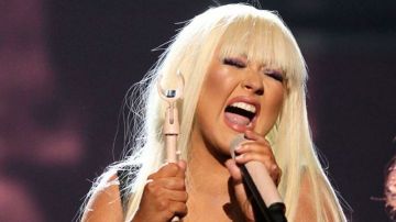 Christina Aguilera reconoció que su familia sufrió violencia doméstica por parte de su padre, y participa en “Women's Center & Shelter” de Pittsburgh, un centro que protege a mujeres que han sufrido abusos.