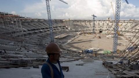 El  Estadio Maracaná de Río de Janeiro aún sigue en obras cuando faltan tres meses para ser entregado.