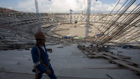El  Estadio Maracaná de Río de Janeiro aún sigue en obras cuando faltan tres meses para ser entregado.
