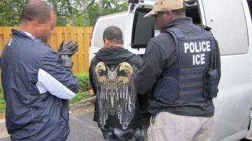 Agentes de la Oficina de Inmigración y Aduanas detienen a un indocumentado.