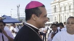 El obispo católico Fabio Colindres (i) conversa con expandilleros salvadoreños cuando asistían a un acto religioso