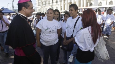 El obispo católico Fabio Colindres (i) conversa con expandilleros salvadoreños cuando asistían a un acto religioso