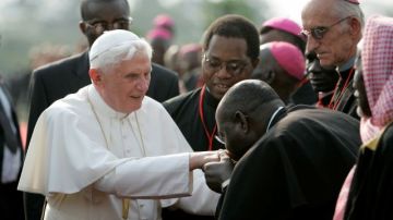 Un clérigo africano besa el anillo que hace apenas unos días pertenecía al hoy “Papa emérito”, Joseph Ratzinger.