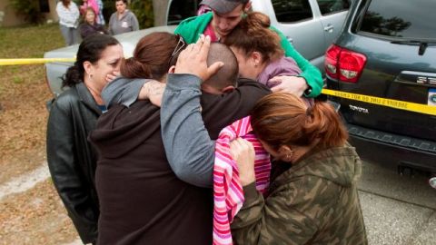 Familiares de Jeff Bush lloraban ayer en el exterior de la residencia donde se presume que se encuentra el cuerpo del hombre.