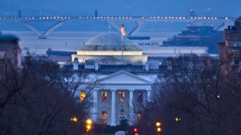 El presidente Barack Obama dijo que los recortes causarán "un efecto dominó en toda la economía" provocando la eliminación de más de 750,000 empleos. En la foto, la Casa Blanca esta mañana, luego de la entrada en vigor de los recortes.