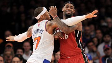 Carmelo Anthony (izq) y LeBron James luchan durante el partido entre Miami y Nueva York.