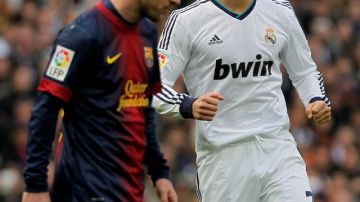 Lionel Messi pasa junto a Cristiano Ronaldo, quien con su entrada cambió el rostro del Real Madrid en el Clásico Español.