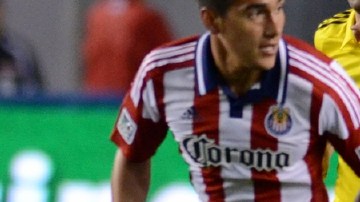 Julio Morales, de Chivas USA, conduce el esférico ante la marca de Agustín Viana, del Columbus, en el HDC.