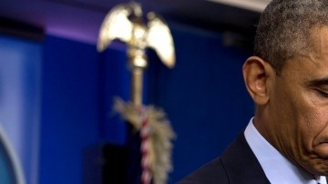 El presidente de EEUU, Barack Obama, hace una pausa mientras habla con la prensa sobre el fallido acuerdo en cuanto al  gasto federal.