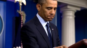 El presidente de EEUU, Barack Obama, hace una pausa mientras habla con la prensa sobre el fallido acuerdo en cuanto al  gasto federal.