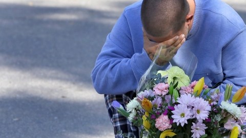 Jeremy Bush lloraba ayer por la desaparición de su hermano Jeff, de quien se sospecha que falleció.