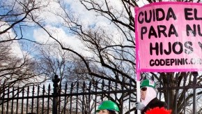 Un grupo opositor a la construción del oleducto Keystone XL  protestó el  17 de febrero afuera de la Casa Blanca en Washington, D.C.