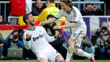 Sergio Ramos (izq) celebra con su compañero croata Luka Modric el gol que dio el triunfo al Real Madrid sobre el Barcelona ayer en el estadio Santiago Bernabeu.