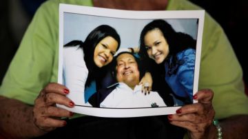 El presidente de Venezuela Hugo Chávez junto a sus dos hijas en una foto difundida por el gobierno que ayer se defendió de los ataques opositores.