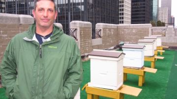 El apicultor Andrew Coté fundó y dirige Bees Without Borders, una organización que intenta disminuir la pobreza a través de la cría de abejas.