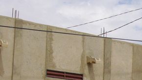 La sharía es el código islámico totalizador de la conducta que incluye normas morales que deben gobernar la vida privada. En la foto, mujeres con velos por mandato del grupo Ansar Dine, en una calle de Timbuktu, Mali.