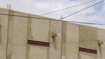 La sharía es el código islámico totalizador de la conducta que incluye normas morales que deben gobernar la vida privada. En la foto, mujeres con velos por mandato del grupo Ansar Dine, en una calle de Timbuktu, Mali.