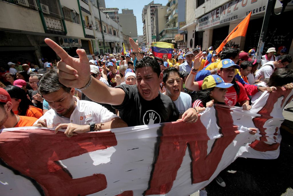 Cientos de venezolanos marcharon este domingo en Caracas para exigir información sobre la salud del presidente Hugo Chávez.