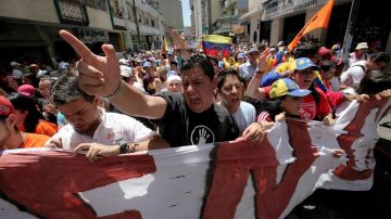 Cientos de venezolanos marcharon este domingo en Caracas para exigir información sobre la salud del presidente Hugo Chávez.
