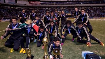 Jugadores de México celebran la conquista de su título en Puebla y dos trofeos más de forma individual al vencer a Estados Unidos.