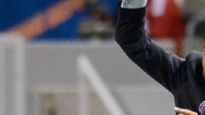 Giovani Casillas, conduce la pelota, mientras en el fondo el 'Chelís'  expresa su disgusto.