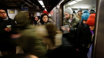 Los usuarios del transporte público reaccionaron enojados ayer, día en que entró en vigencia el aumento de tarifas en el subway y autobuses.