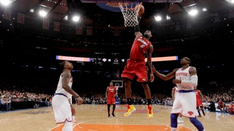 LeBron James lideró al Miami Heat con 29 puntos para remontar un déficit con el que los Knicks que apuntaban para derrotar por tercera vez consecutiva en la temporada a los de Florida, equipo al que persiguen en la Conferencia del Este.