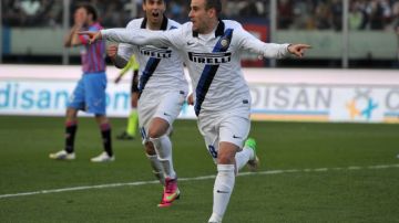 Rodrigo Palacio celebra uno de sus dos goles que sirvieron para la victoria del Inter 3-2 sobre Catania.