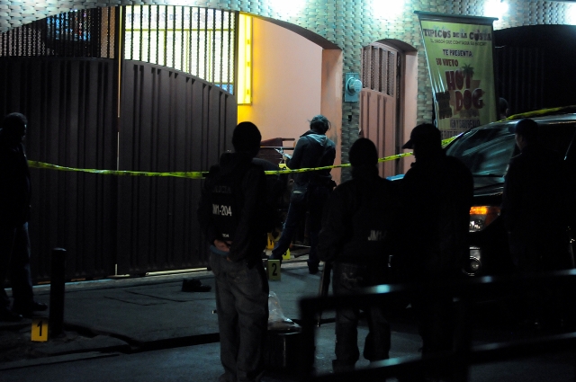 Agentes acordonan la entrada a un restaurante tras el asesinato de Oscar Roberto Ramírez, hijo del  exjefe de la Policía Ricardo Ramírez,  en Tegucigalpa,