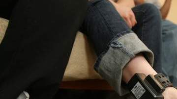 Los inmigrantes "sin papeles" han sido liberados, pero con métodos alternativos a la detención como son los brazaletes de monitoreo.