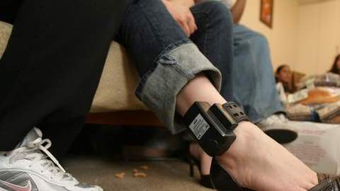 Los inmigrantes "sin papeles" han sido liberados, pero con métodos alternativos a la detención como son los brazaletes de monitoreo.