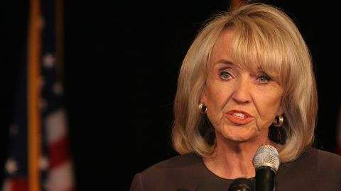 La decisión de la Corte Federal de Apelaciones  asestó un revés a la gobernadora Jan Brewer que tenía la intención de normar el trabajo de los jornaleros.