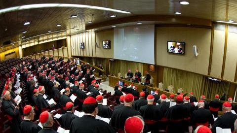 El Vaticano informó que 107 de los 115 cardenales en edad de votar asistieron hoy al primer día de reuniones previas al cónclave.