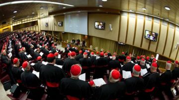 El Vaticano informó que 107 de los 115 cardenales en edad de votar asistieron hoy al primer día de reuniones previas al cónclave.