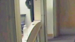 La comisaría de la localidad inglesa de Bradford  divulgó las imágenes grabadas por las cámaras de seguridad mientras el hombre disfrazado entregaba al supuesto criminal.