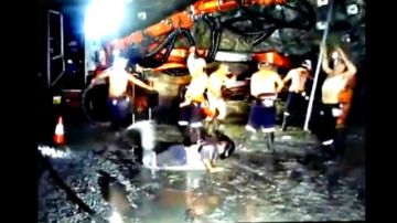 Parte del grupo de mineros que fueron despedidos por grabar el "Harlem Shake". La imagen es sacada del video y no luce bien por la extrema iluminación de la mina en la cual trabajaban.