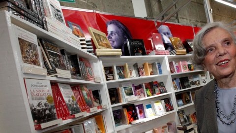 Elena Poniatowska regresa a California.