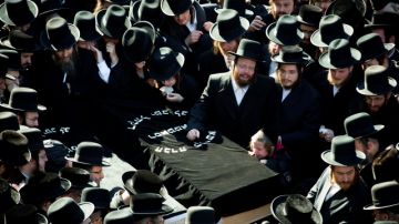La comunidad judía de Brooklyn, NY, participa en el funeral de la joven pareja que esperaba a su bebé y murió en un accidente de tráfico.