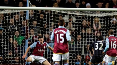 El argentino Carlos Tévez (32) termina en gol una gran jugada personal para darle la victoria al Manchester City sobre el Aston Villa.