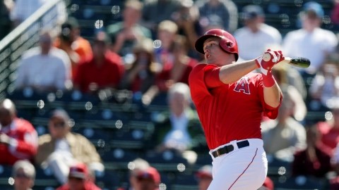 Mike Trout dispara su primer hit de la pretemporada en un juego contra los Gigantes el 4 de marzo pasado..