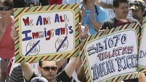 Opositores a la ley  de inmigración SB1070 de Arizona protestan en el Capitolio estatal de Phoenix un día después de que la gobernadora de ese estado, Jan Brewer, la conviertiera en ley en abril de 2010.