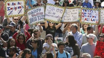 Opositores a la ley  de inmigración SB1070 de Arizona protestan en el Capitolio estatal de Phoenix un día después de que la gobernadora de ese estado, Jan Brewer, la conviertiera en ley en abril de 2010.